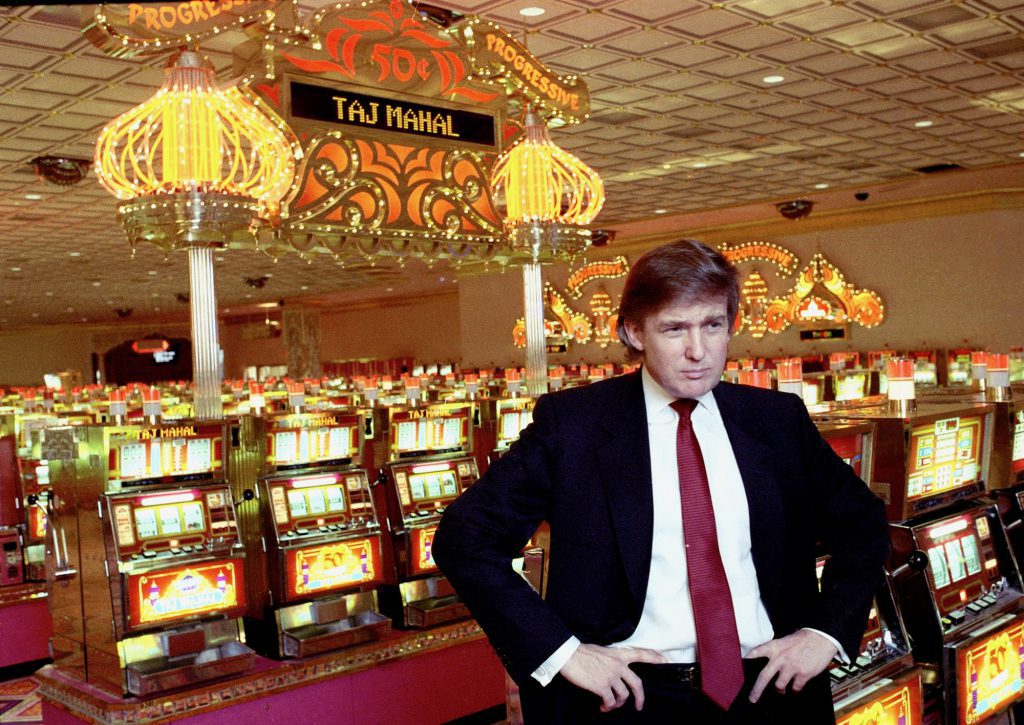 Donald Trump bij de fruitmachines in zijn land-baesd Casino